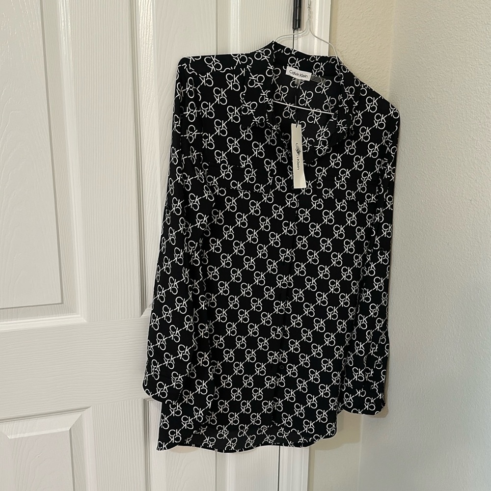 Elegant blouse . New.  Elegante. Negra y exprimido blanco
